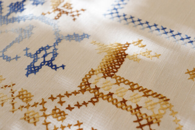 北欧　刺繍テーブルクロス 北欧の森をイメージした刺繍のテーブルクロス（2色） | shesay