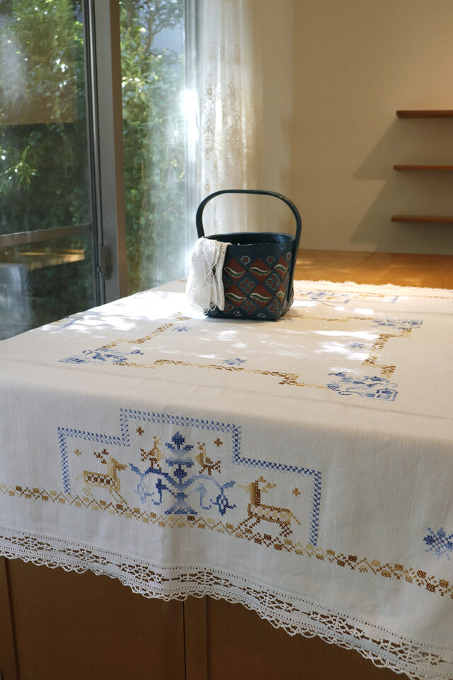 刺繍テーブルクロス（トナカイと雪の結晶） | iichi 日々の暮らしを心地よくするハンドメイドやアンティークのマーケットプレイス