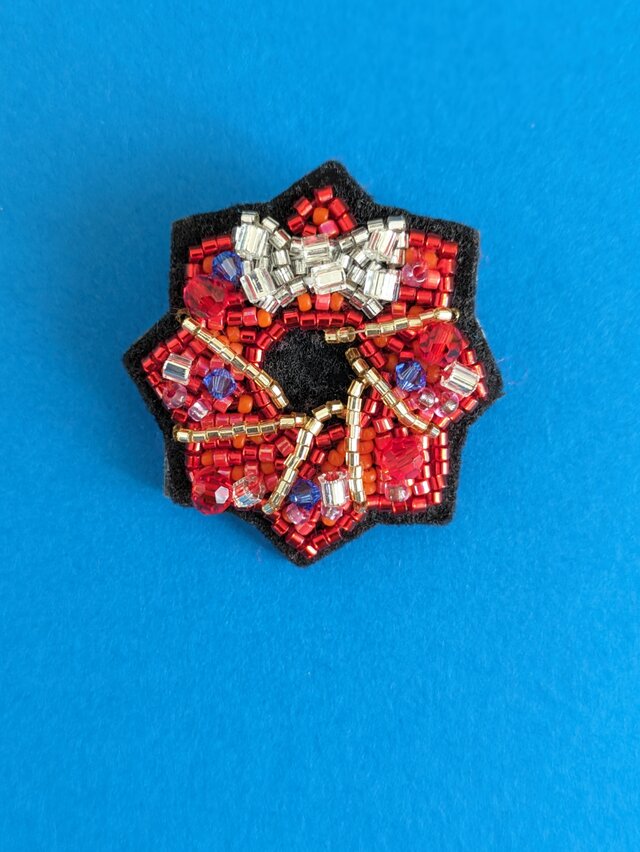 クリスマスリースのブローチ　黒