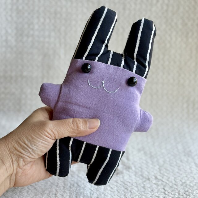 紫のうさぎのぬいぐるみ「フニータ」 | iichi 日々の暮らしを心地よく