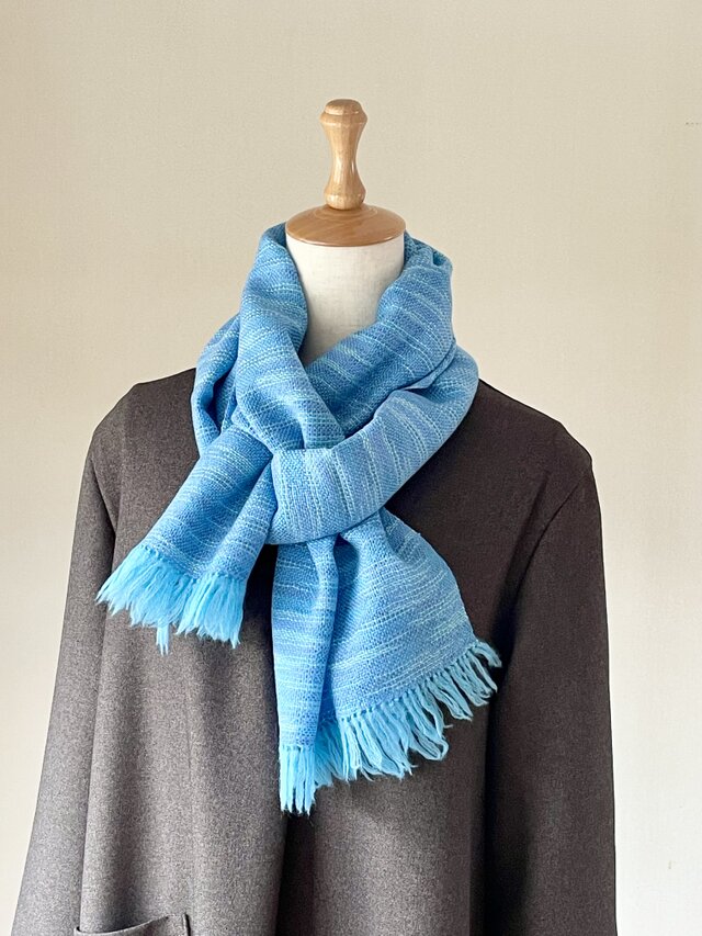 冬空映えする段染めブルーの大判ストール
