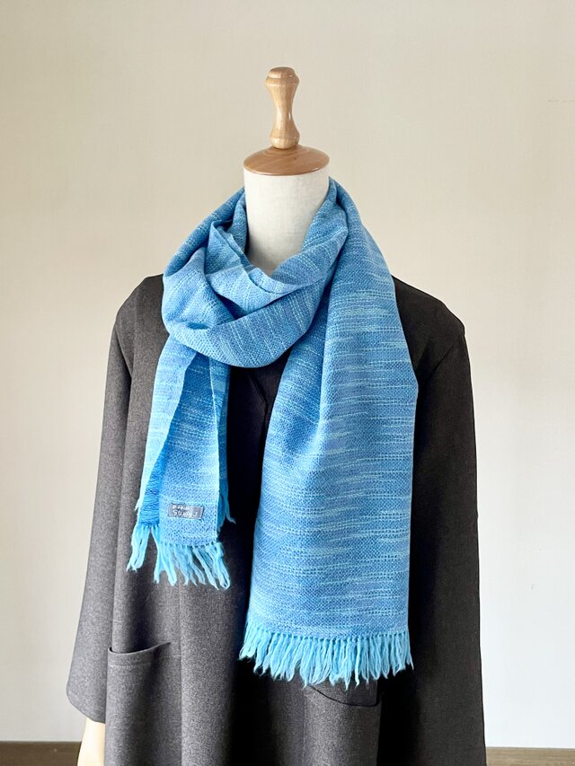 冬空映えする段染めブルーの大判ストール | iichi 日々の暮らしを