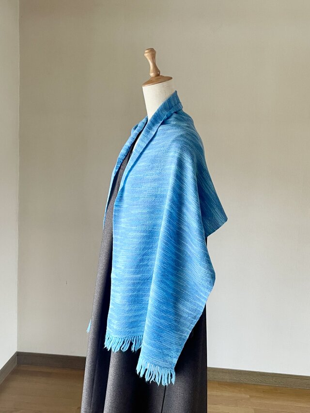 冬空映えする段染めブルーの大判ストール | iichi 日々の暮らしを