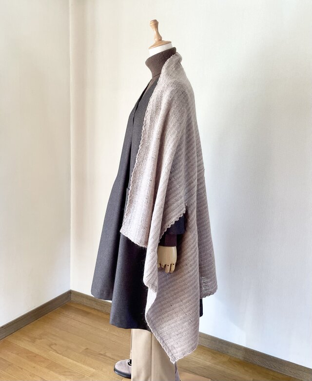 手織りの「着るストール」［モヘアベージュ］