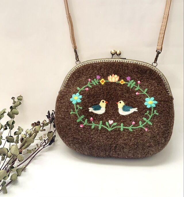 鳥とお花の羊毛刺繍ポシェット（ブラウン） | iichi 日々の暮らしを