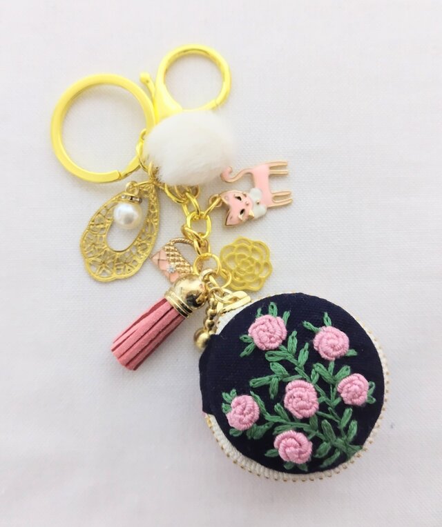 バラの花束刺繍のマカロンポーチキーホルダー | iichi 日々の暮らしを