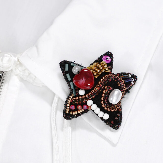 クリスマスオーナメントにも　ビーズ刺繍のとても軽い星のブローチ 5　ブラック