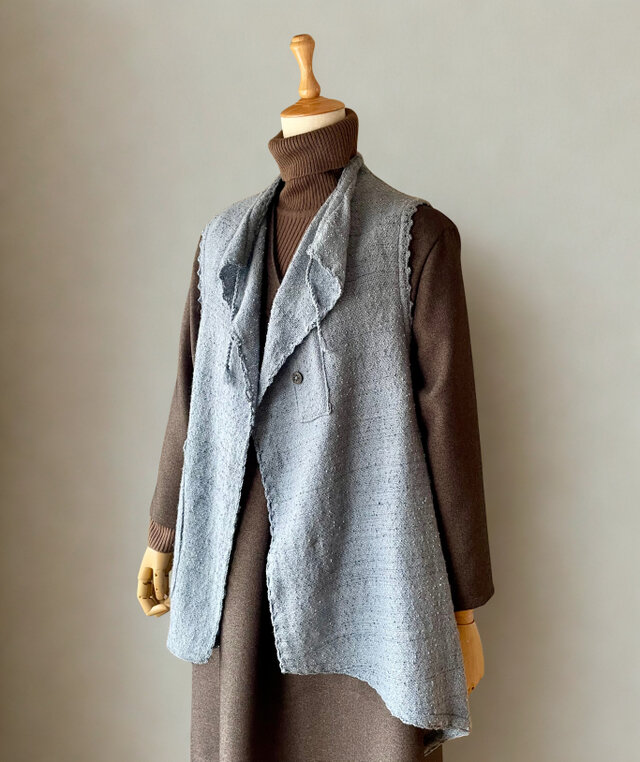 質感が楽しめるウール糸で織った手織りのトラピソイドベスト（ブルーグレー）