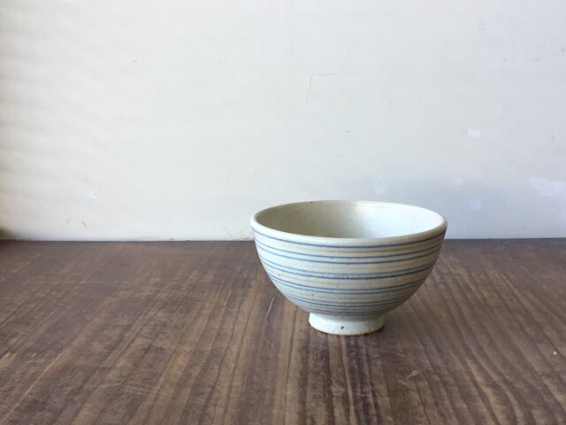 時代物青白いストライプの陶器の茶碗 時代物青白いストライプの陶器の茶碗 陶器製茶碗セット（青