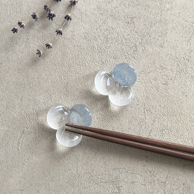 ガラスの箸置／水の花・青色