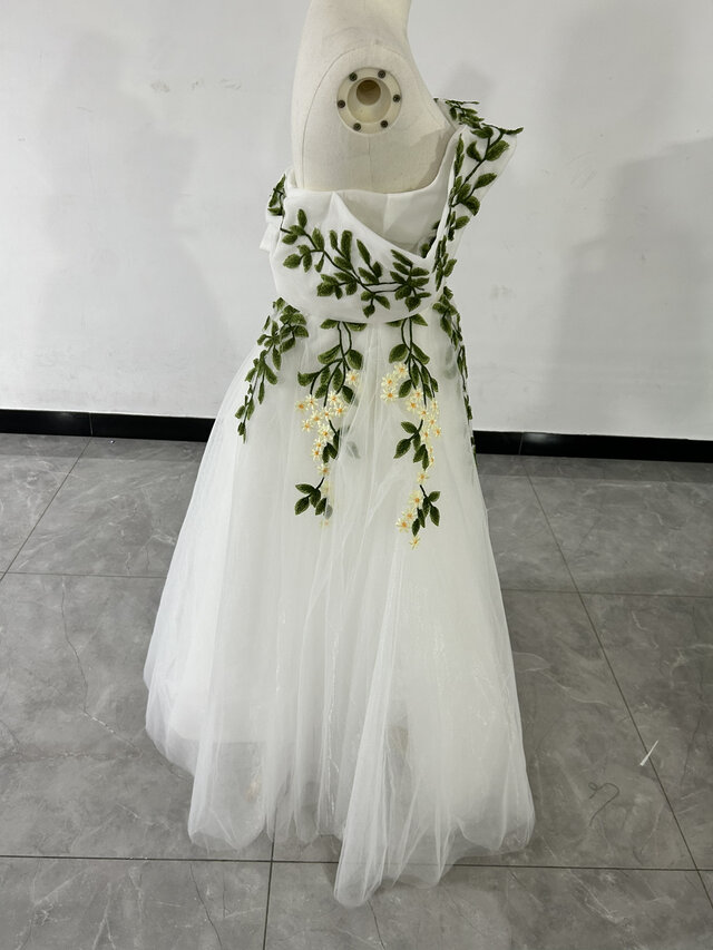 ウェディングドレス美品！チュールドレス オフショルダー ファスナー リーフ刺繍 見えシルエット花嫁