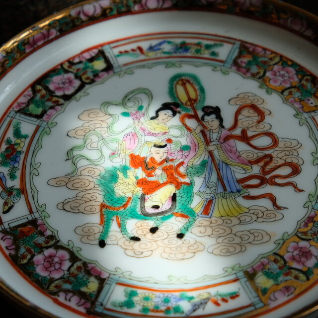 麒麟に乗る唐子と天女◇花と鳥と蝶。中国産 色絵金彩中皿プレート 器