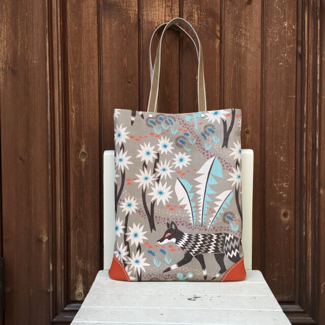 A4収納手提げバッグ　お花畑とキツネ