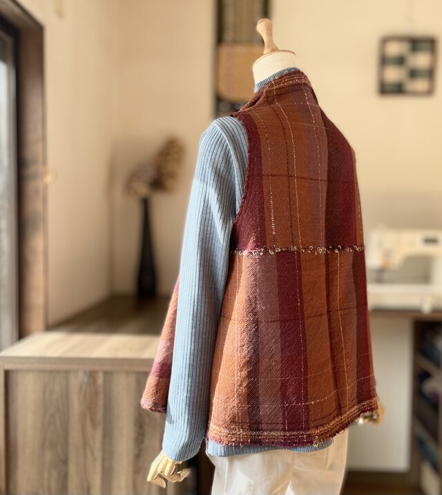 茶系のウール糸で織った手織りのトラピソイドベスト | iichi 日々の