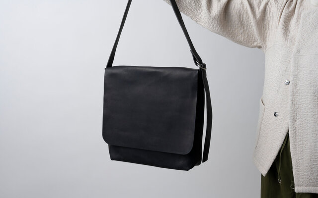 ハンドメイド黒皮ショルダーバック レザーショルダーバッグ black ＜XL＞ | iichi 日々の暮らしを
