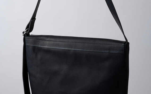 再入荷】レザーショルダーバッグ black ＜L＞フタつき | iichi