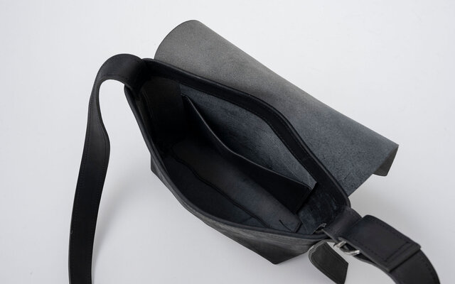 再入荷】レザーショルダーバッグ black ＜L＞フタつき | iichi