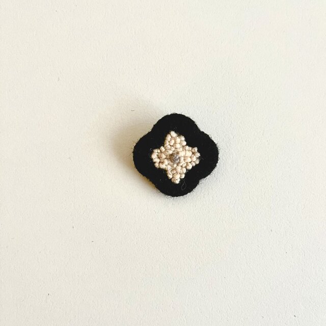 ウールのお花のブローチ