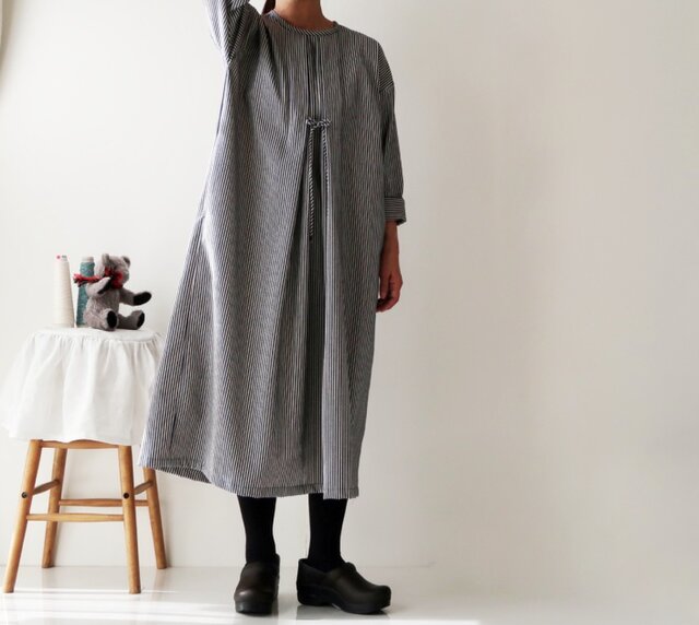 45R ヒッコリーワンピース　マキシ丈　デニム　ストライプ　ロゴボタン　日本製 ヒッコリーストライプ デニム コットン100%**小さいリボンとタック**の