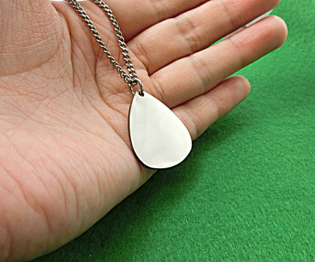 チタン製ピック・ペンダントネックレス 【チタン製ギターピックを