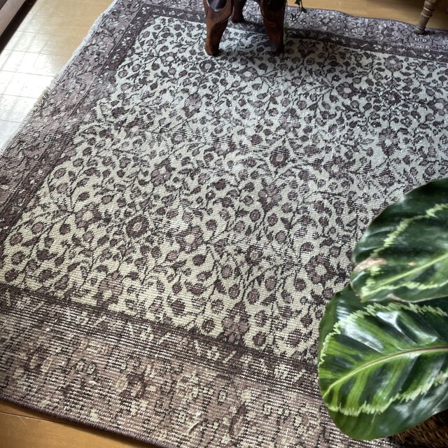 107×190 くすみラベンダー クリーム 草花サークル トルコヴィンテージラグ iichi 日々の暮らしを心地よくするハンドメイドや