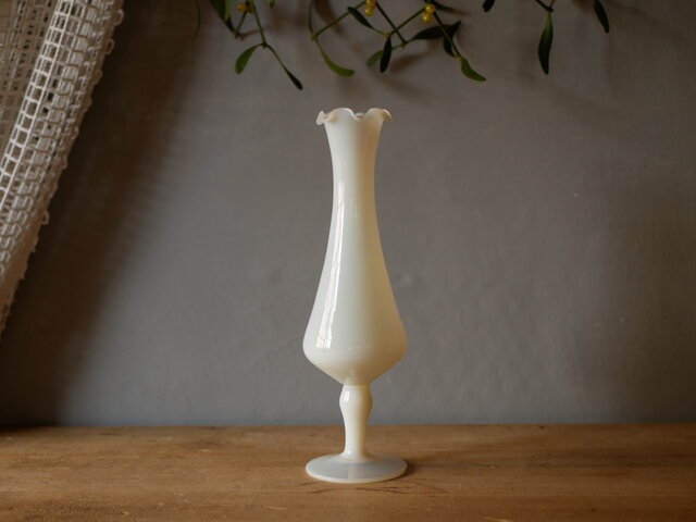 オパリンガラス フラワーベース BLANC フランスヴィンテージ