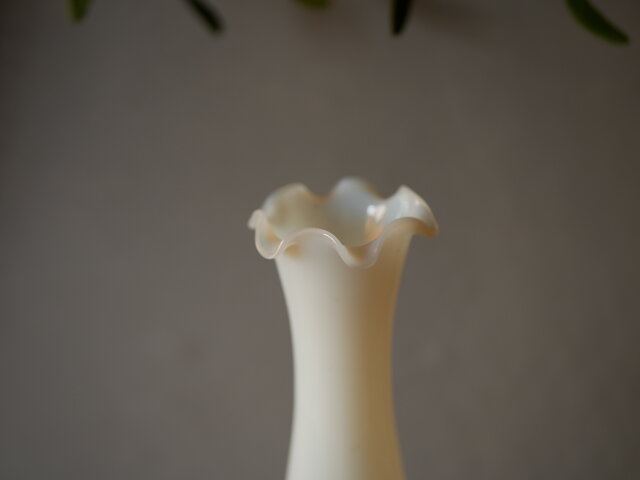 オパリンガラス フラワーベース BLANC フランスヴィンテージ