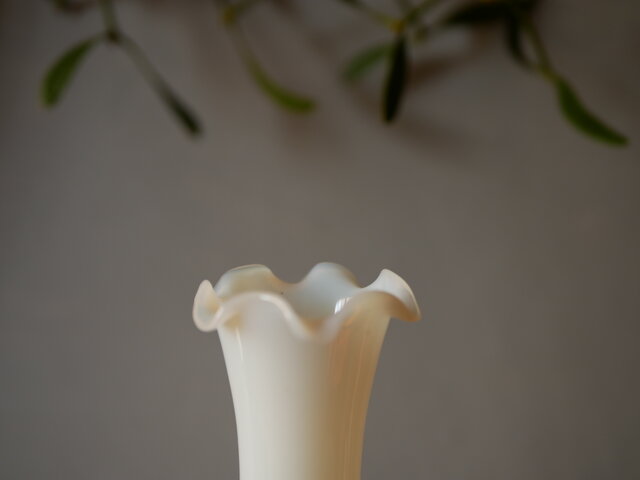 オパリンガラス フラワーベース BLANC フランスヴィンテージ