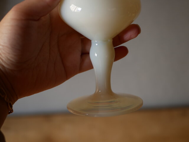 オパリンガラス フラワーベース BLANC フランスヴィンテージ