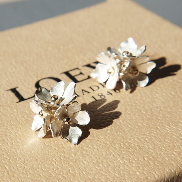 Lily” フローラ ブーケ” ピアス お花 ホワイト チタン | iichi 日々の