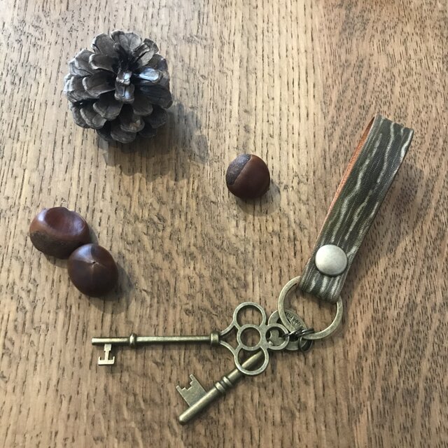 本革　樹皮　イチョウ　キーホルダー　ベルトループ