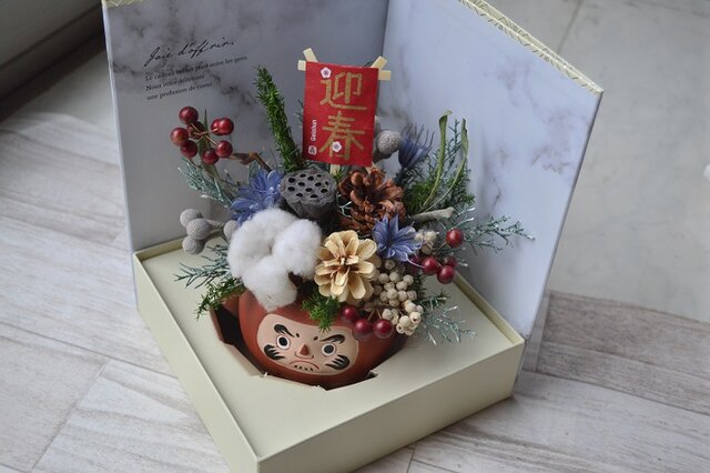 送料半額】背景BOX入り＊だるまのお正月アレンジ | iichi 日々の暮らし