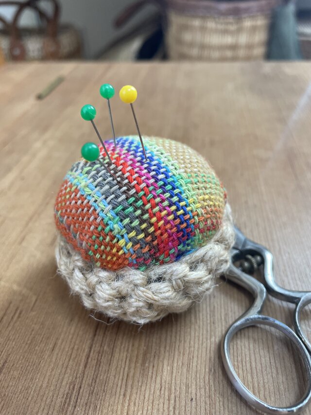 手織り布のピンクッション　レインボー