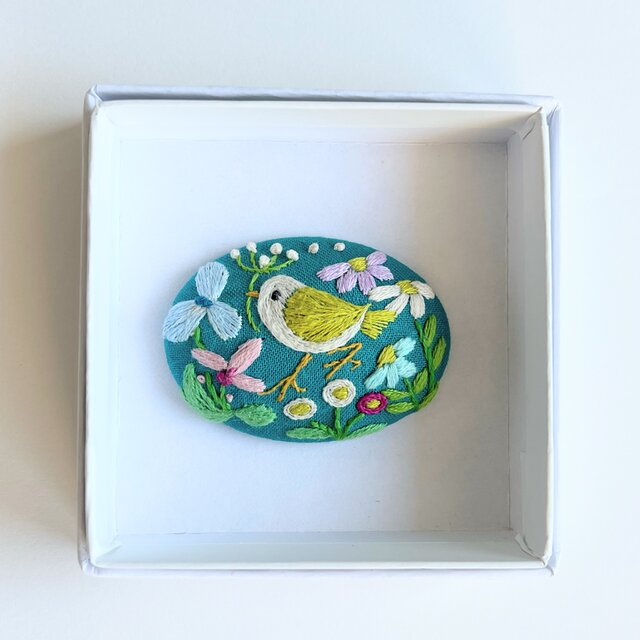 ことりと草花の刺繍ブローチ(botanical）#212