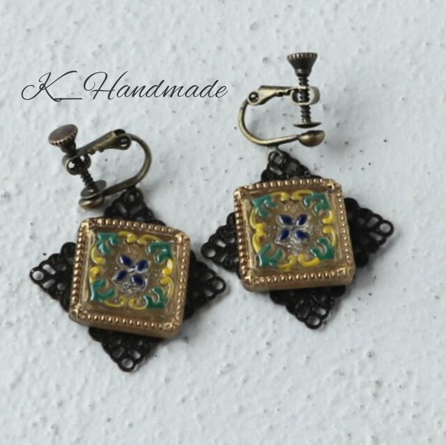 チェコガラスボタン 小さな金色スクエア イヤリング | iichi 日々の