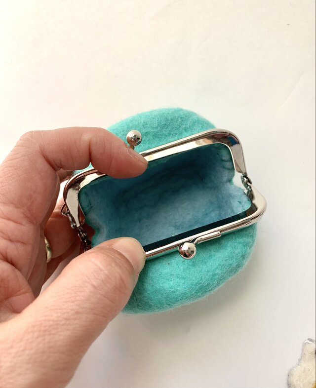 羊毛フェルト　がま口ホルダー　ブローチ　ハンドメイド 羊毛フェルト がま口ホルダー ブローチ ハンドメイド 羊毛