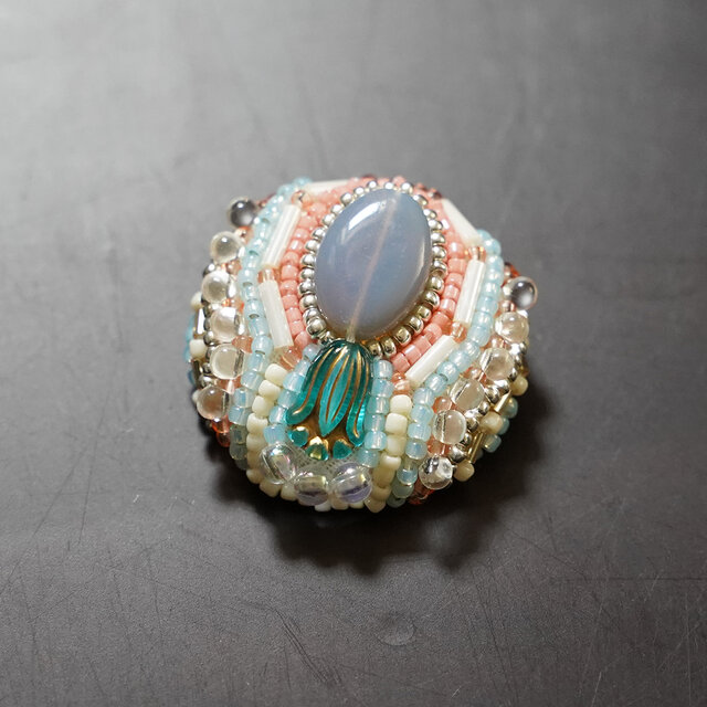 とても軽いおゃべりなブローチ36 ビーズ刺繍のブローチ　グレー　ピンク　ブルー