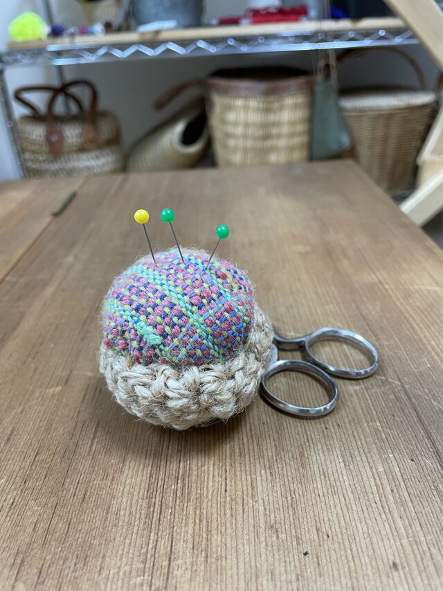 手織り布のピンクッション　ピンク×グリーン