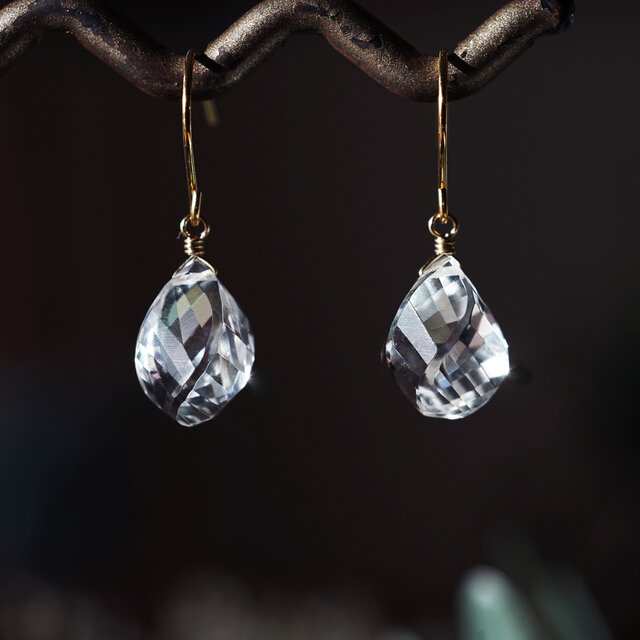 クリスタル ダブルコンケーブカット ピアス 14KGF大粒クリスタル・ブリオレットツイストカットのピアス ～Marcella