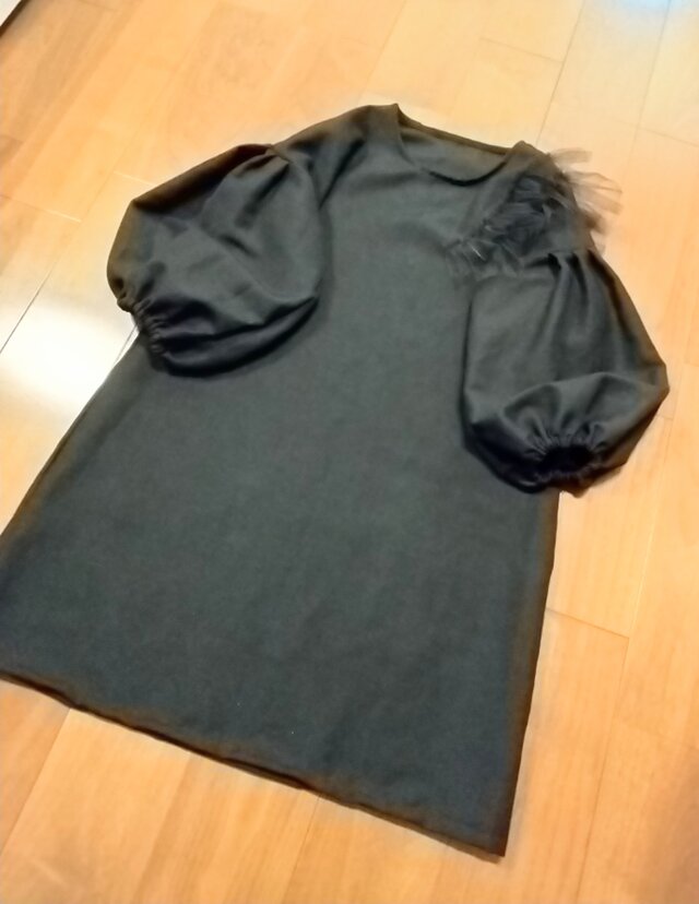 コットンウールブラックチュールフリルのパフスリーブワンピース