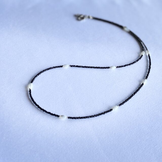 小さなシェルと煌めきビーズのマスクストラップ／ネックレス／グラスコード　- BLACK -