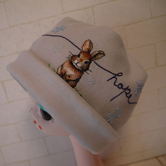 圧縮ウールニット生地で作ったニット帽（雪とうさぎちゃん）