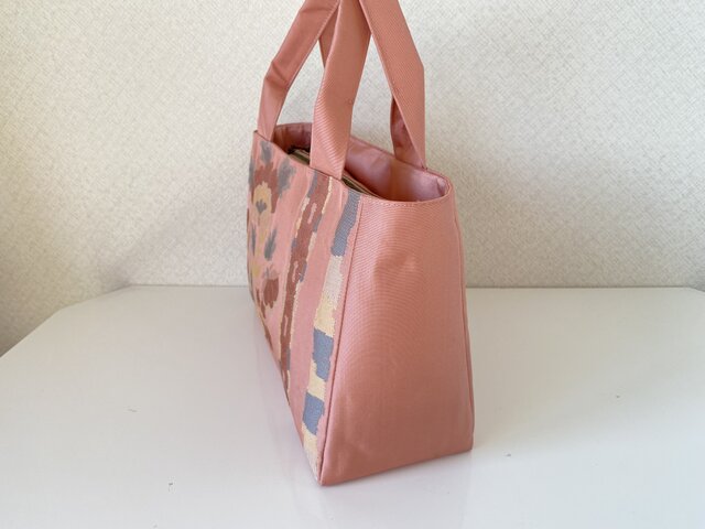 帯リメイクバッグ　流水に桜文様　トートバッグ 和装バッグ やさしい桜色の帯リメイクバッグ｜和モダンな幾何花模様の上品トート
