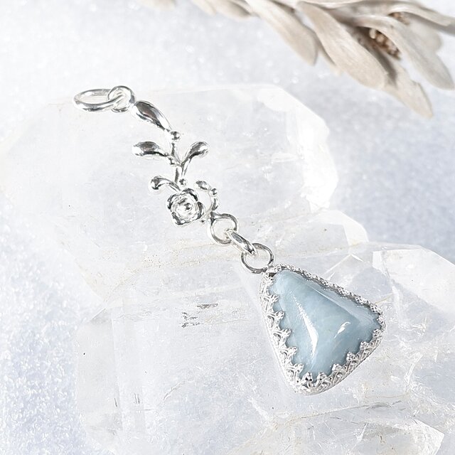 ～国産鉱物～　糸魚川産　翡翠の小花飾りペンダント　天然石アクセサリー　一点物