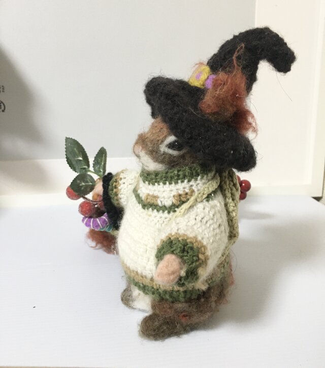 ✨羊毛フェルトのアカリス 冬のおしゃれな装い | iichi 日々の暮らしを