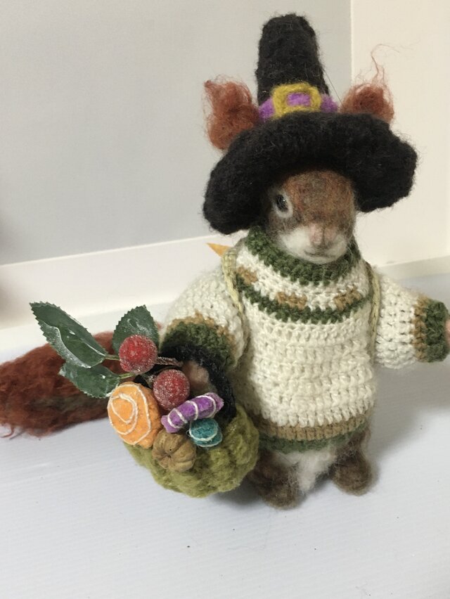 ✨羊毛フェルトのアカリス　冬のおしゃれな装い