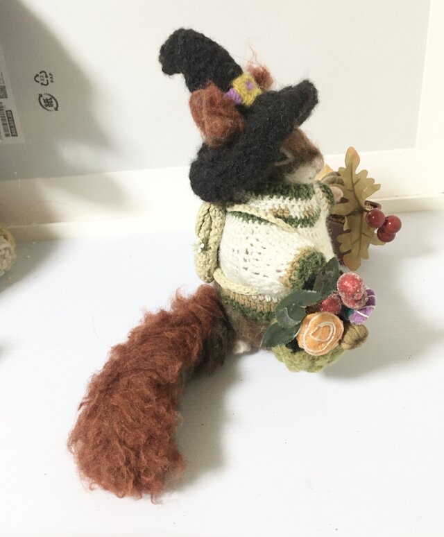 ✨羊毛フェルトのアカリス 冬のおしゃれな装い | iichi 日々の暮らしを