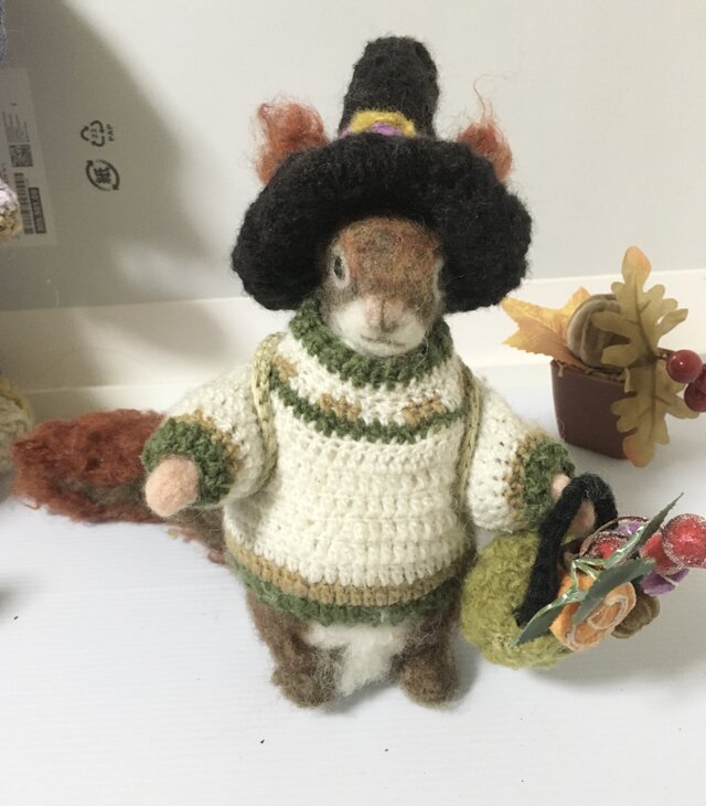 ✨羊毛フェルトのアカリス 冬のおしゃれな装い | iichi 日々の暮らしを