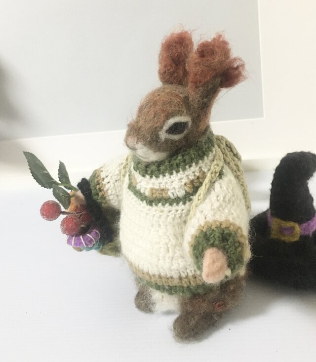 ✨羊毛フェルトのアカリス 冬のおしゃれな装い | iichi 日々の暮らしを