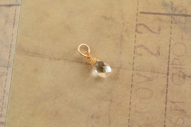 ホワイトトパーズの雫型のペンダントトップ(金色ワイヤー） | iichi